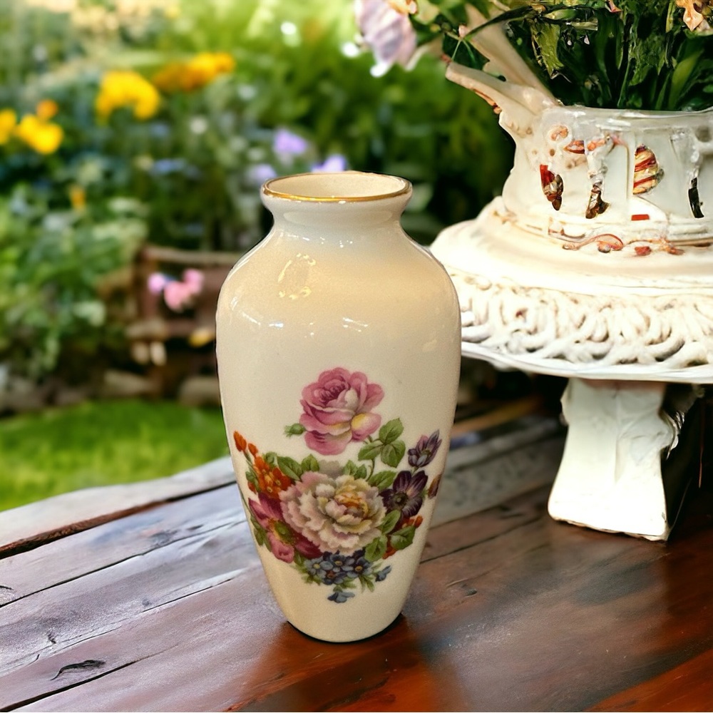 Small Limoges France Fragonard Vase